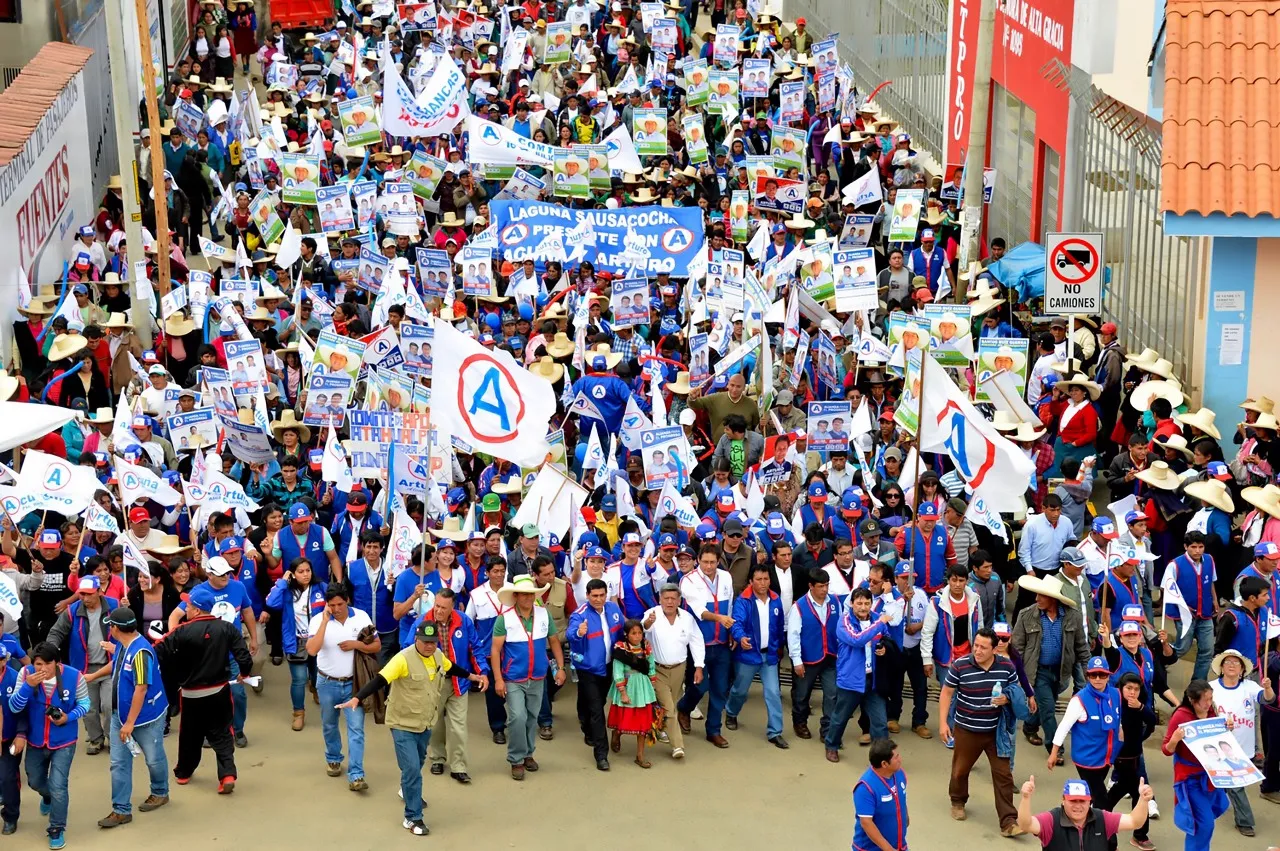 Caravana de César Acuña en La Libertad