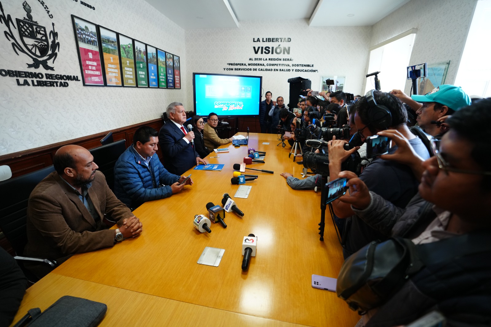 César Acuña defiende compra de camionetas y exige rectificación por daño a su honor