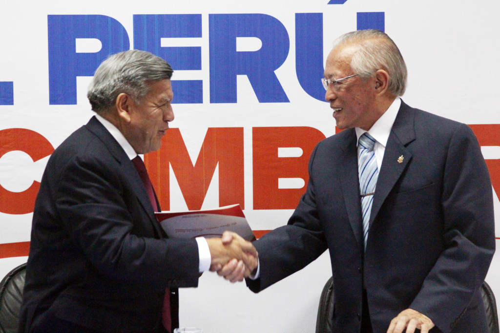 Estrechan las manos, sellando una alianza por el Perú.