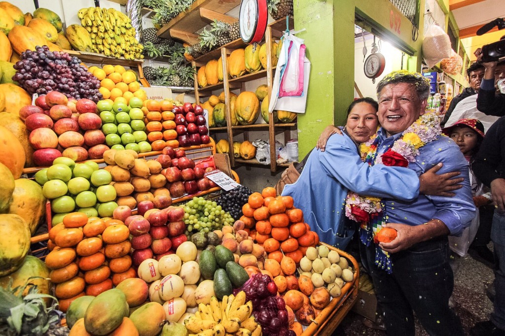 César Acuña visitó, converso y recibió el cariño de los comerciantes en el mercado de Puno