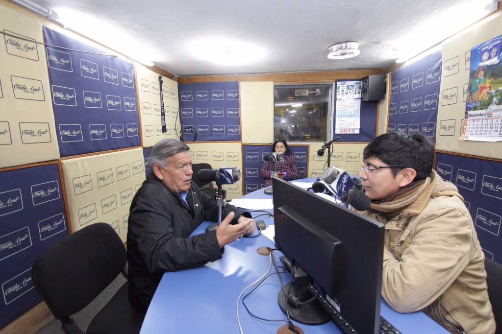 César Acuña en entrevista en radio Onda Azul de Puno.