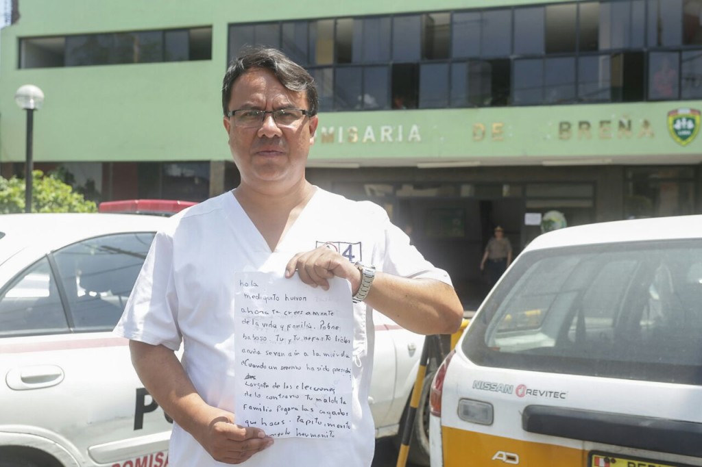 El Dr. César Palomino muestra la carta en la que le exigen retirarse de la campaña. Foto: APP.