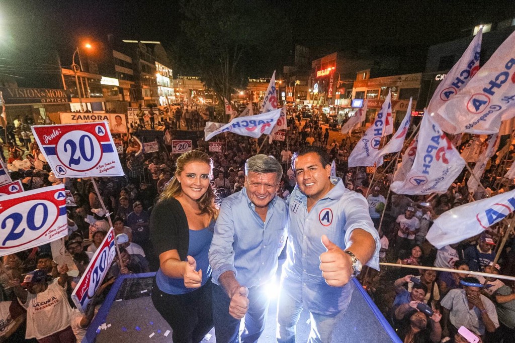 César Acuña Peralta, líder de Alianza Para el Progreso, en compañía de sus hijos Kelly y César Acuña Núñez durante el mitin de cierre de campaña en San Juan de Lurigancho. Foto: APP.