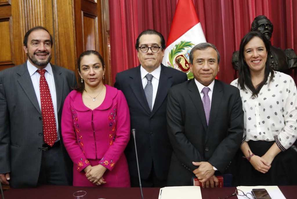Congresistas representantes de las bancadas de AP, APP y FA, junto a  Enrique Mendoza y Samuel Abad, candidatos a Defensor del Pueblo.