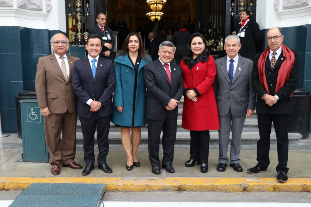 Dr. César Acuña junto a la Bancada APP antes de la elección de la nueva Mesa Directiva.