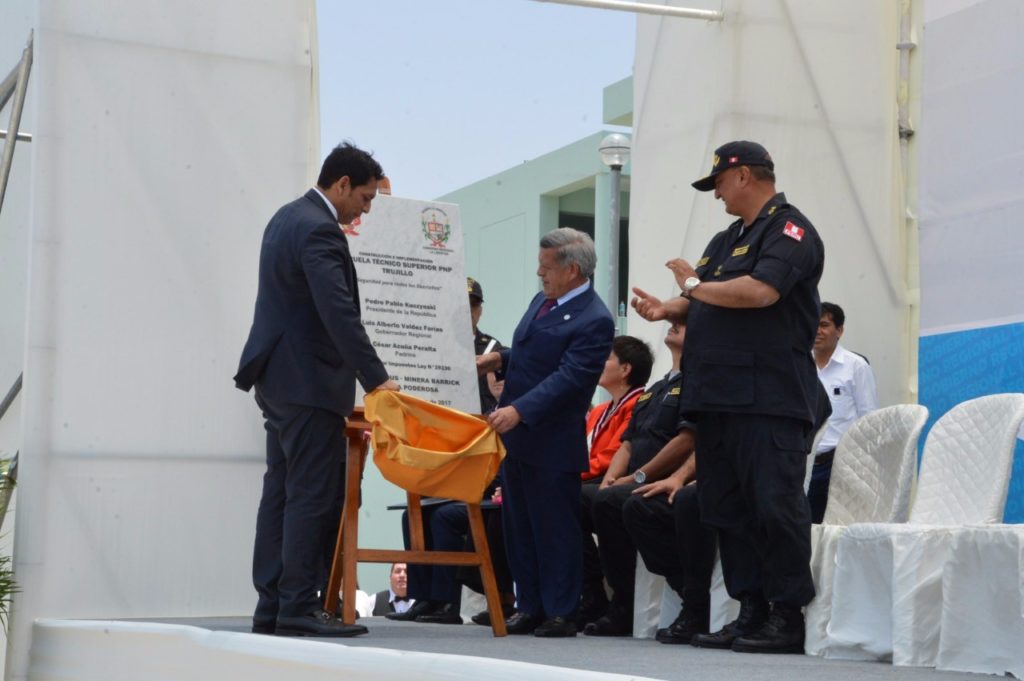 Dr. Acuña, en calidad de padrino de la obra, revela placa en la inauguración de la Escuela de Suboficiales PNP - La Libertad.