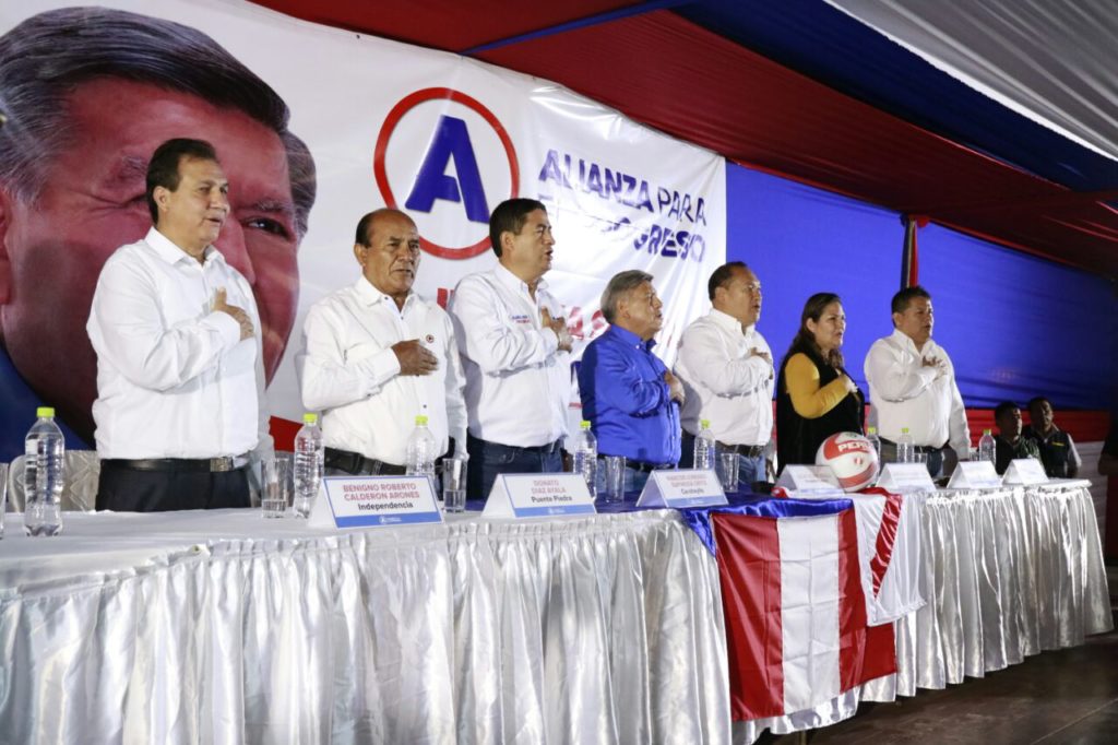 Responsables políticos de los distritos de Lima Norte presentes junto al fundador del partido, César Acuña, en la clausura de las capacitaciones.