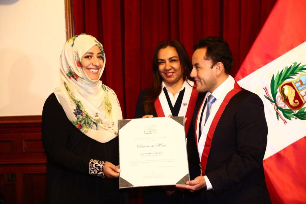 Tawakkol Karman, defensora de los derechos de la mujer y la humanidad, recibe una distinción en el Congreso de la República.