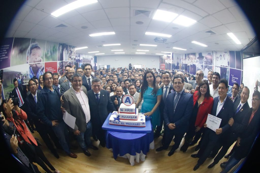 Autoridades junto con el líder fundador, César Acuña, en brindis por el 16º Aniversario de APP.